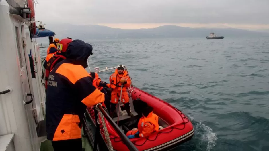 Tareas de rescate en la zona donde cayó el avión militar ruso foto: EFE