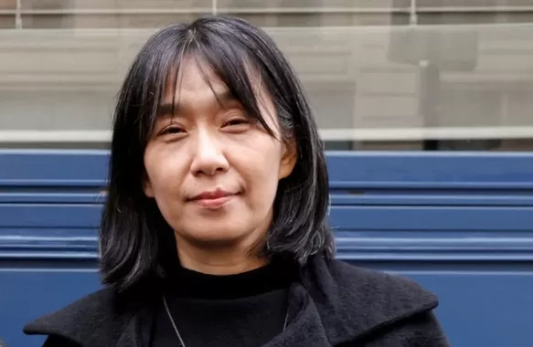 Han Kang decidió estudiar literatura y comenzó a publicar poemas a partir de 1993 / AFP