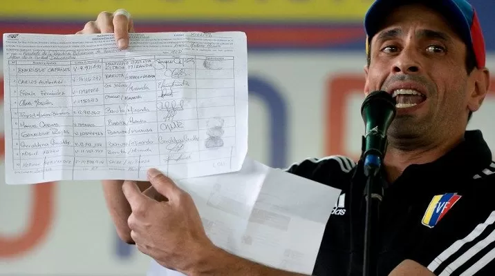 Henrique Capriles muestra validación de su firma para activar el revocatorio contra Maduro (Vía: AFP) Henrique Capriles muestra validación de su firma para activar el revocatorio contra Maduro (Vía: AFP)
