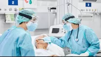 Médicos atienden a un paciente grave con COVID-19. Foto: iStock