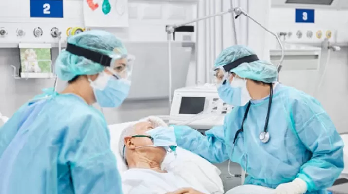Médicos atienden a un paciente grave con COVID-19. Foto: iStock Médicos atienden a un paciente grave con COVID-19. Foto: iStock