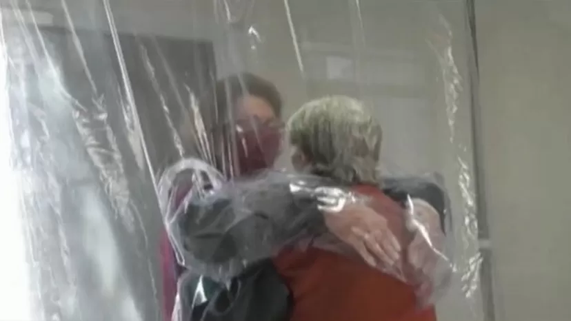 Hogar de ancianos encontró la forma para que huéspedes abracen a sus familiares