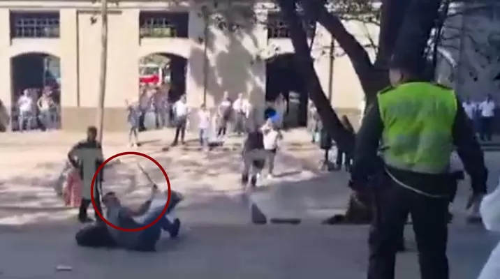 El hombre fue reducido por la policía, sin embargo, no quiso soltar el machete que portaba / Captura: Canal N El hombre fue reducido por la policía, sin embargo, no quiso soltar el machete que portaba / Captura: Canal N
