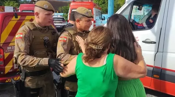 Padres de familia intentan conocer el estado de sus hijos luego de producirse el ataque / Foto: Municipio de Blumenau