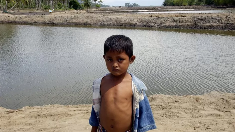 Niño indonesio parado en el pueblo Kulee. (Vía: AFP)