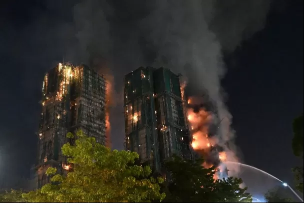 Un enorme incendio arrasó este miércoles varios bloques en un complejo residencial de Hong Kong / AFP Un enorme incendio arrasó este miércoles varios bloques en un complejo residencial de Hong Kong / AFP