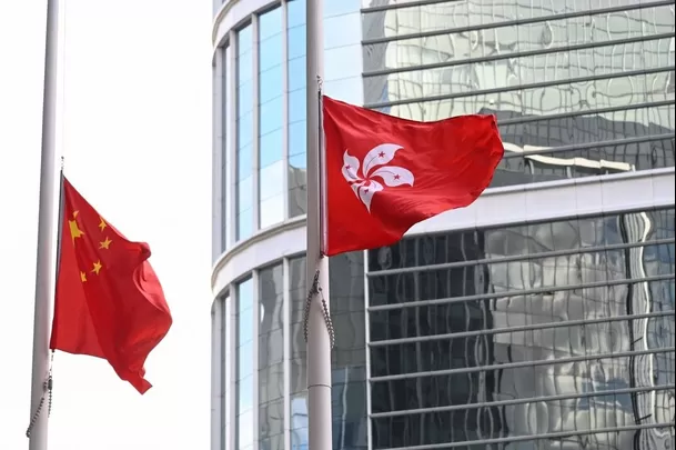 Banderas de China y Hong Kong ondeaban a media asta por el siniestro / AFP Banderas de China y Hong Kong ondeaban a media asta por el siniestro / AFP