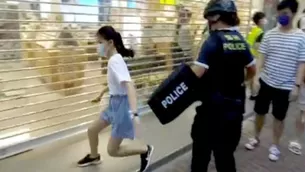 Niña fue detenida por policías en Hong Kong. Video: Jack Hazlewood