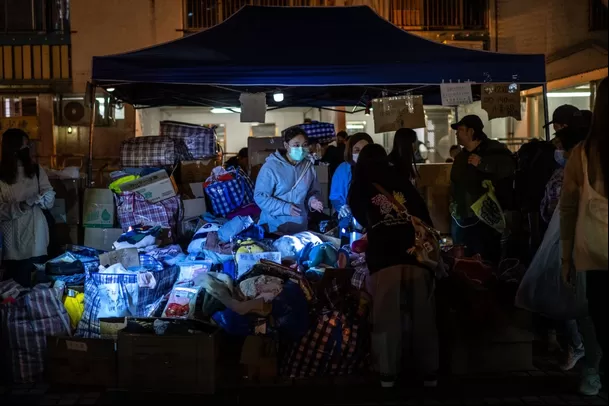 En una plaza pública se instalaron puestos de suministro de ropa, alimentos y artículos para el hogar / AFP En una plaza pública se instalaron puestos de suministro de ropa, alimentos y artículos para el hogar / AFP