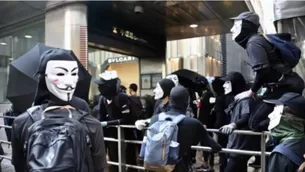 Hong Kong prohibirá portar máscaras en manifestaciones. Foto: AFP