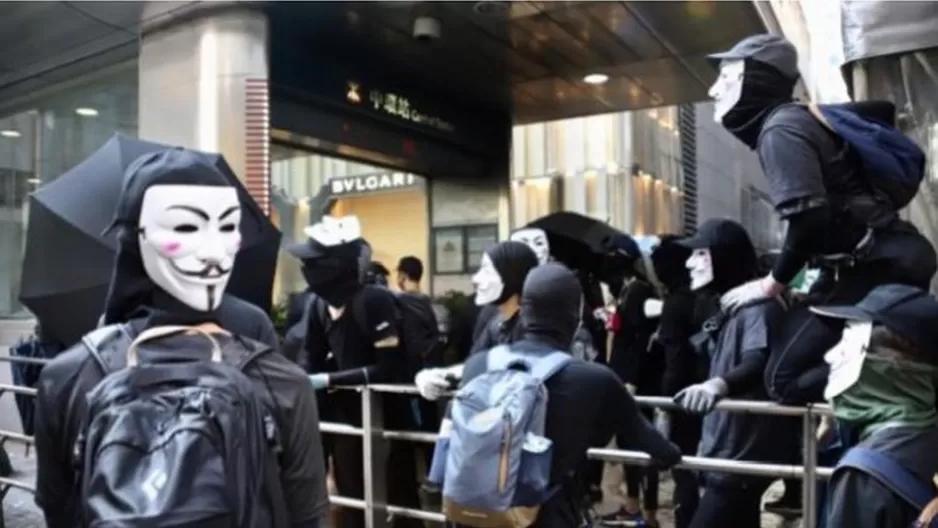 Hong Kong prohibirá portar máscaras en manifestaciones. Foto: AFP