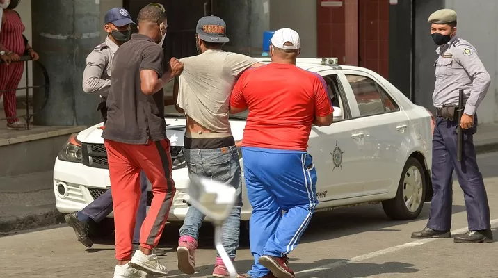 Human Rights Watch asegura que los detenidos en las protestas en Cuba superan los 150. Foto referencial: AFP Human Rights Watch asegura que los detenidos en las protestas en Cuba superan los 150. Foto referencial: AFP