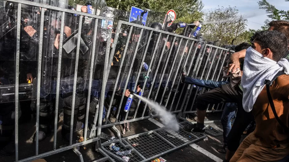 Refugiados sirios arrojaron botellas y piedras a policías húngaros que utilizaron gas pimienta. Foto: AFP