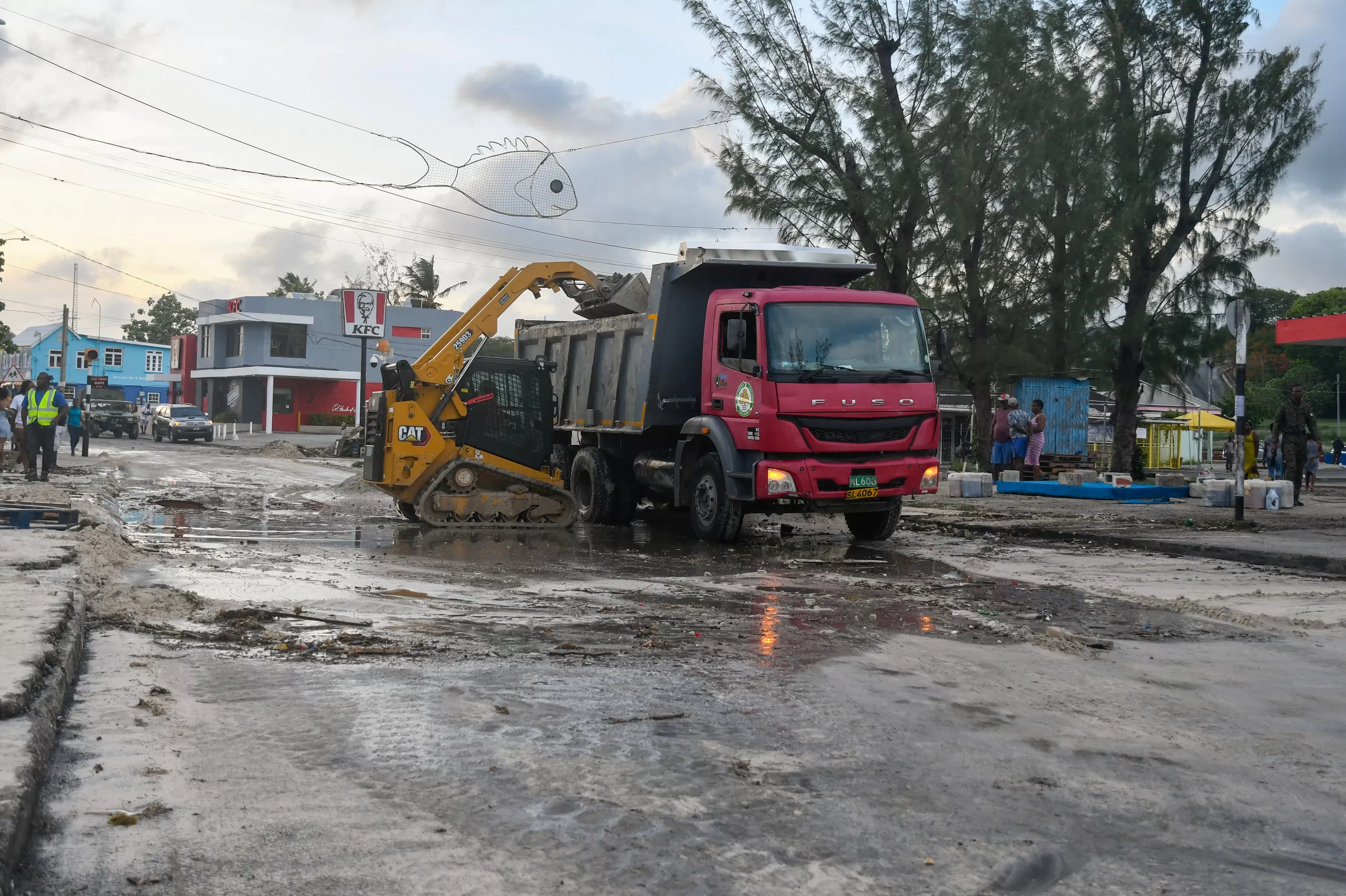 Limpieza de las calles de Christ Church en Barbados | Imagen: AFP