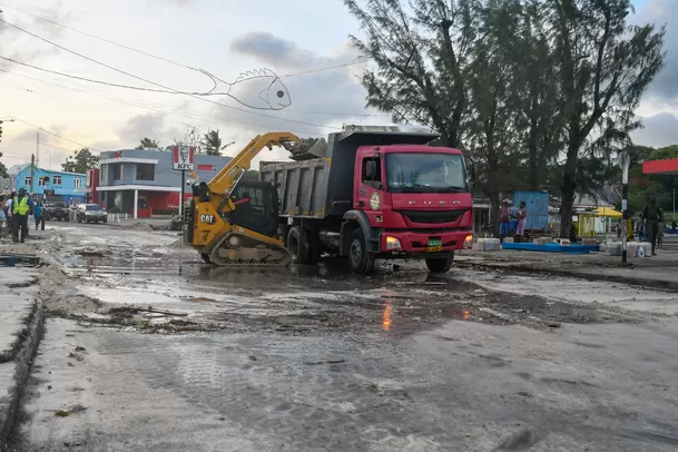 Limpieza de las calles de Christ Church en Barbados | Imagen: AFP