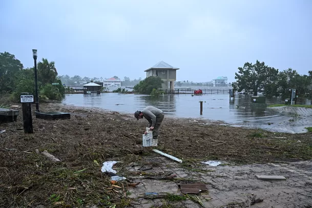 Fuertes imágenes de las inundaciones y destrozos que dejó el huracán Idalia tras su paso por Florida / AFP