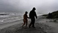 En la zona de la costa los vecinos se acercaron a las playas y puertos deportivos para ver los efectos del paso del huracán. (Vía: AFP)