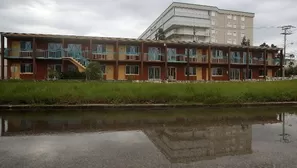 Los condominios de los hoteles están inundados mientras el huracán llega. (Vía: AFP)