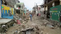 Un hombre caminando por el devastado pueblo de Jeremie, al este de Haití. (Vía: AFP)