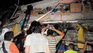 Un fuerte terremoto de 7.8 grados sacudió Ecuador y dejó al menos 77 muertos. Foto: AFP.