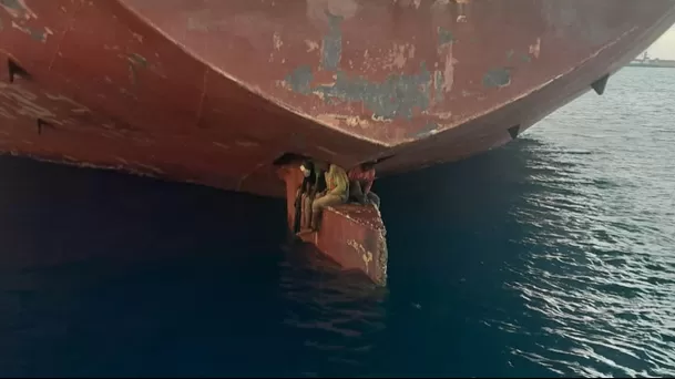 En esta parte del barco fueron descubiertos los tres hombres. FOTO: SALVAMENTO MARÍTIMO DE ESPAÑA