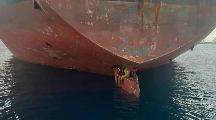 Impactante imagen: Tres migrantes viajaron 11 días en timón de buque hasta llegar a España. Fuente: SALVAMENTO MARÍTIMO DE ESPAÑA Impactante imagen: Tres migrantes viajaron 11 días en timón de buque hasta llegar a España. Fuente: SALVAMENTO MARÍTIMO DE ESPAÑA