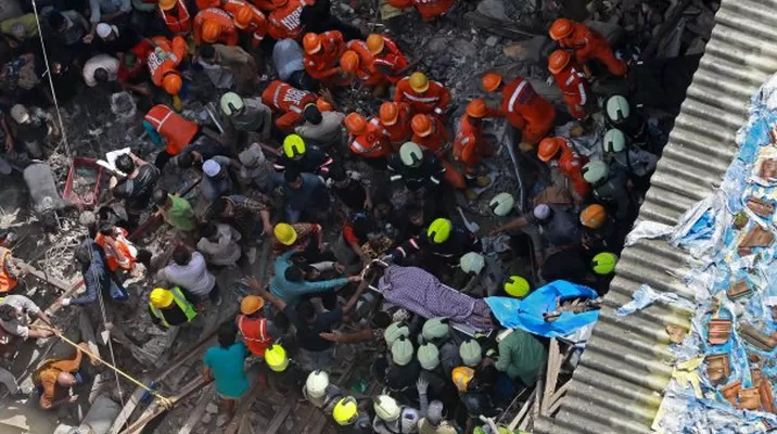 India: al menos 7 muertos y decenas de atrapados tras derrumbe de edificio. Foto: EFE India: al menos 7 muertos y decenas de atrapados tras derrumbe de edificio. Foto: EFE