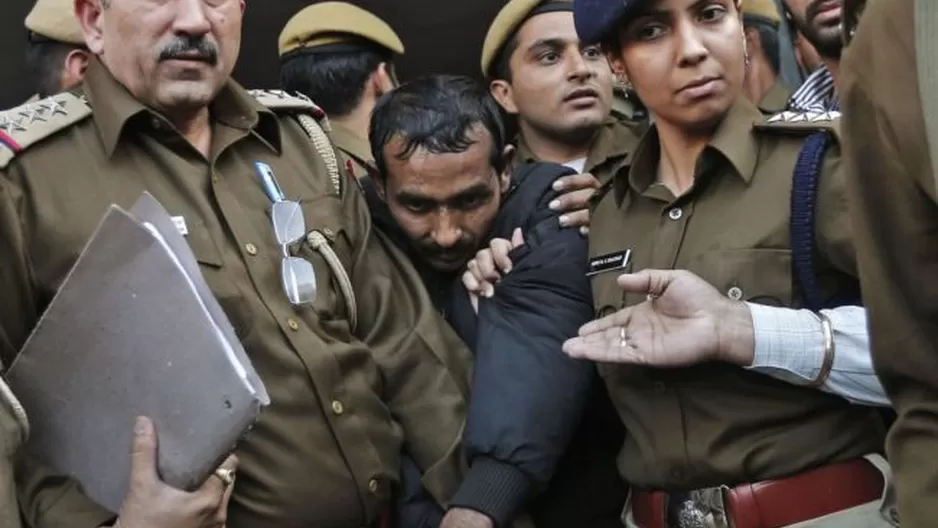 Shiv Kumar Yadav junto a las autoridades de la India. (V&iacute;a: Qz.com)