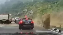 En el video, se observa la caída de dos rocas e impactan contra tres vehículos. / Video: Canal N