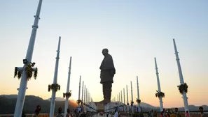 La gigantesca estatua en India fue finalizada este mes despu&eacute;s de cinco a&ntilde;os de trabajos. (Foto: AFP/Video: AFP)