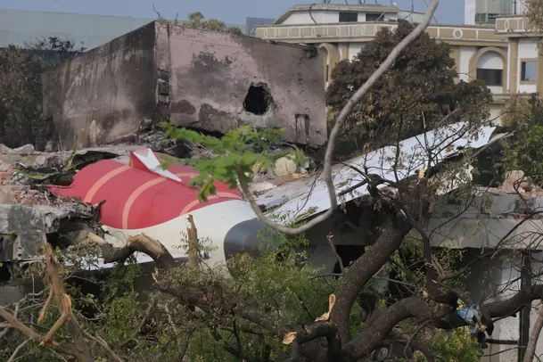 El suministro de combustible de los motores del avión de Air India que se estrelló el mes pasado se interrumpió poco antes del impacto, según un informe preliminar / AFP