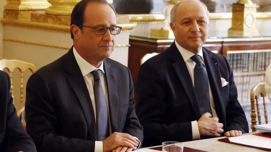 Presidente franc&eacute;s Fran&ccedil;ois Hollande al lado del canciller Laurent Fabius. (Foto: AFP)