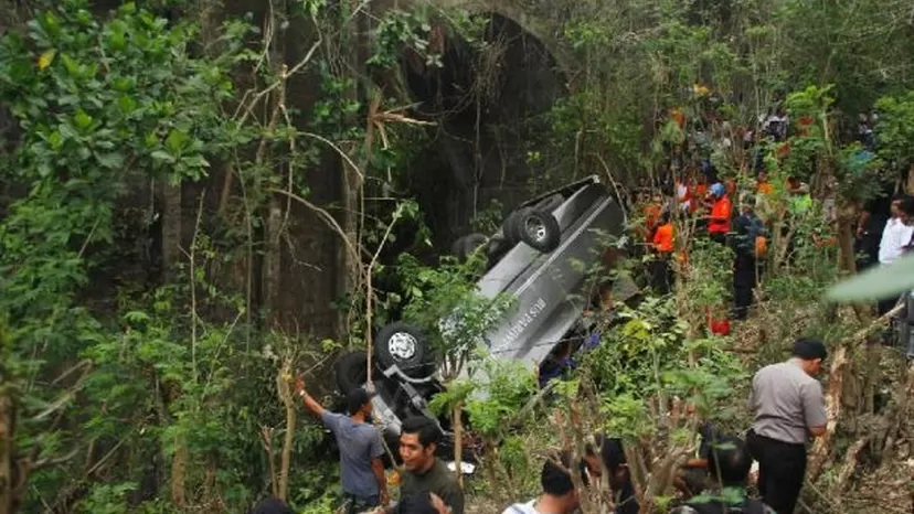 Indonesia: 24 personas muertas y 13 heridas tras caída de bus a un barranco