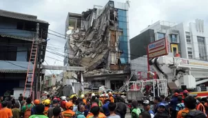 Indonesia: Edificio de 5 pisos se derrumbó y 8 resultaron heridos. Foto y video: AFP