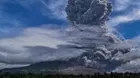 Indonesia: Volcán Sinabung erupciona y expulsa una columna de ceniza de 4500 metros