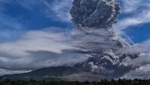 El volcán Sinabung entró este lunes en erupción. Foto: AFP