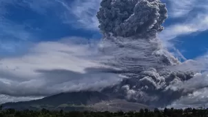 El volcán Sinabung entró este lunes en erupción. Foto: AFP