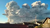 Indonesia: Volcán Sinabung erupciona y arroja una espectacular columna de cenizas. Foto: AFP