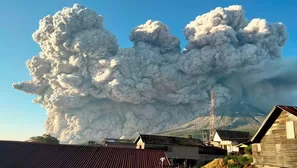 Indonesia: Volcán Sinabung erupciona y arroja una espectacular columna de cenizas. Foto: AFP