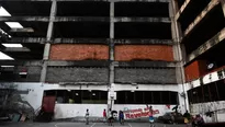 J&oacute;venes juegan b&aacute;squet por el edificio abandonado Jehov&aacute; Gir&eacute;, una construcci&oacute;n sin terminar en la barriada de Petare que ha sido invadida por varias personas. Foto: AFP