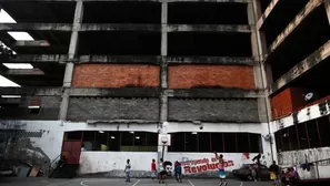 J&oacute;venes juegan b&aacute;squet por el edificio abandonado Jehov&aacute; Gir&eacute;, una construcci&oacute;n sin terminar en la barriada de Petare que ha sido invadida por varias personas. Foto: AFP