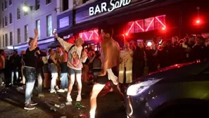 Inglaterra: Noche de fiesta "fuera de control" y desmanes en reapertura de pubs. Foto: AFP