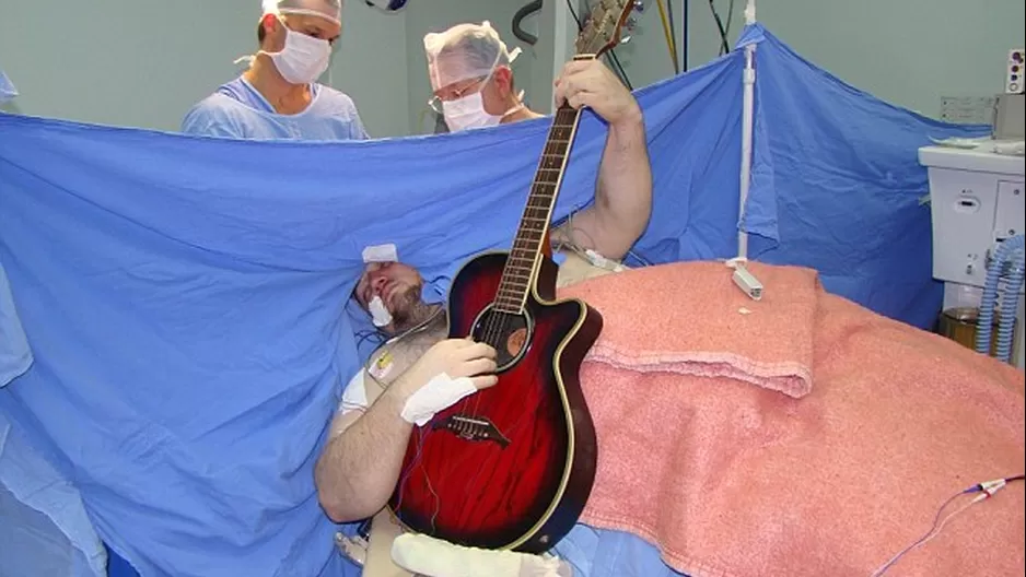 Interpretó el tema 'Yesterday' con su guitarra mientras le realizaban cirugía cerebral