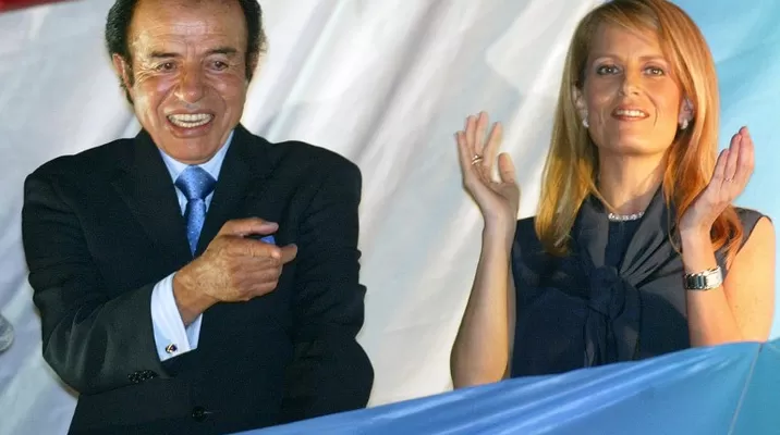 Carlos Menem y su exesposa Cecilia Bolocco. (Vía: AFP) Carlos Menem y su exesposa Cecilia Bolocco. (Vía: AFP)