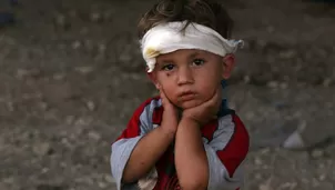 Un ni&ntilde;o iraqu&iacute; yazid&iacute;, cuya familia huy&oacute; de su hogar hace una semana cuando militantes del Estado Isl&aacute;mico atacaron el pueblo de Sinjar. (Foto: AFP)