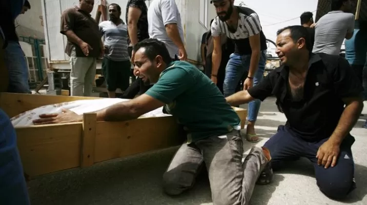 Este hombre perdió a cinco miembros de su familia por el atentado del EI en Bagdad. Foto: AFP.