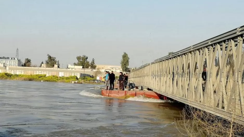 La cifra de los que fueron rescatados del naufragio de la barca en Irak, hasta ahora, son 55 personas, entre ellas 19 niños. Foto: EFE