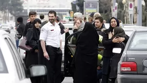 Familiares de pasajeros esperan noticias del accidente. Foto: AFP