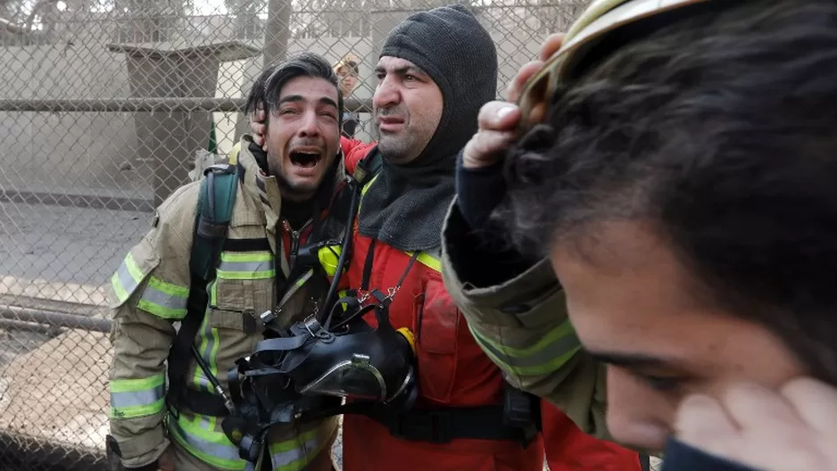 Bomberos mueren en Irán. Foto: AFP