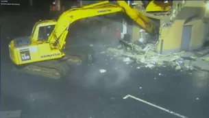 Ladrones en Irlanda del Norte tomaron excavadora de una zona de construcción para llevarse un cajero. Foto: Captura